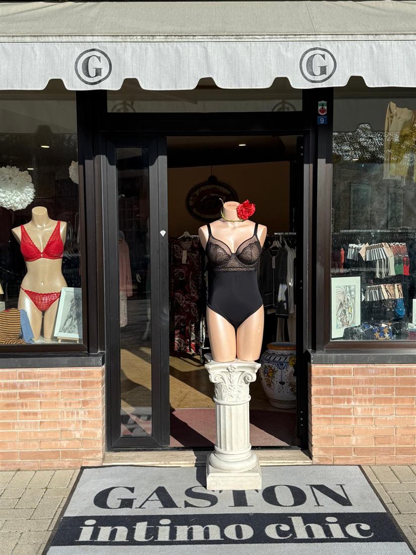 Ingresso di Gaston intimo chic con manichini in lingerie e zerbino con il logo